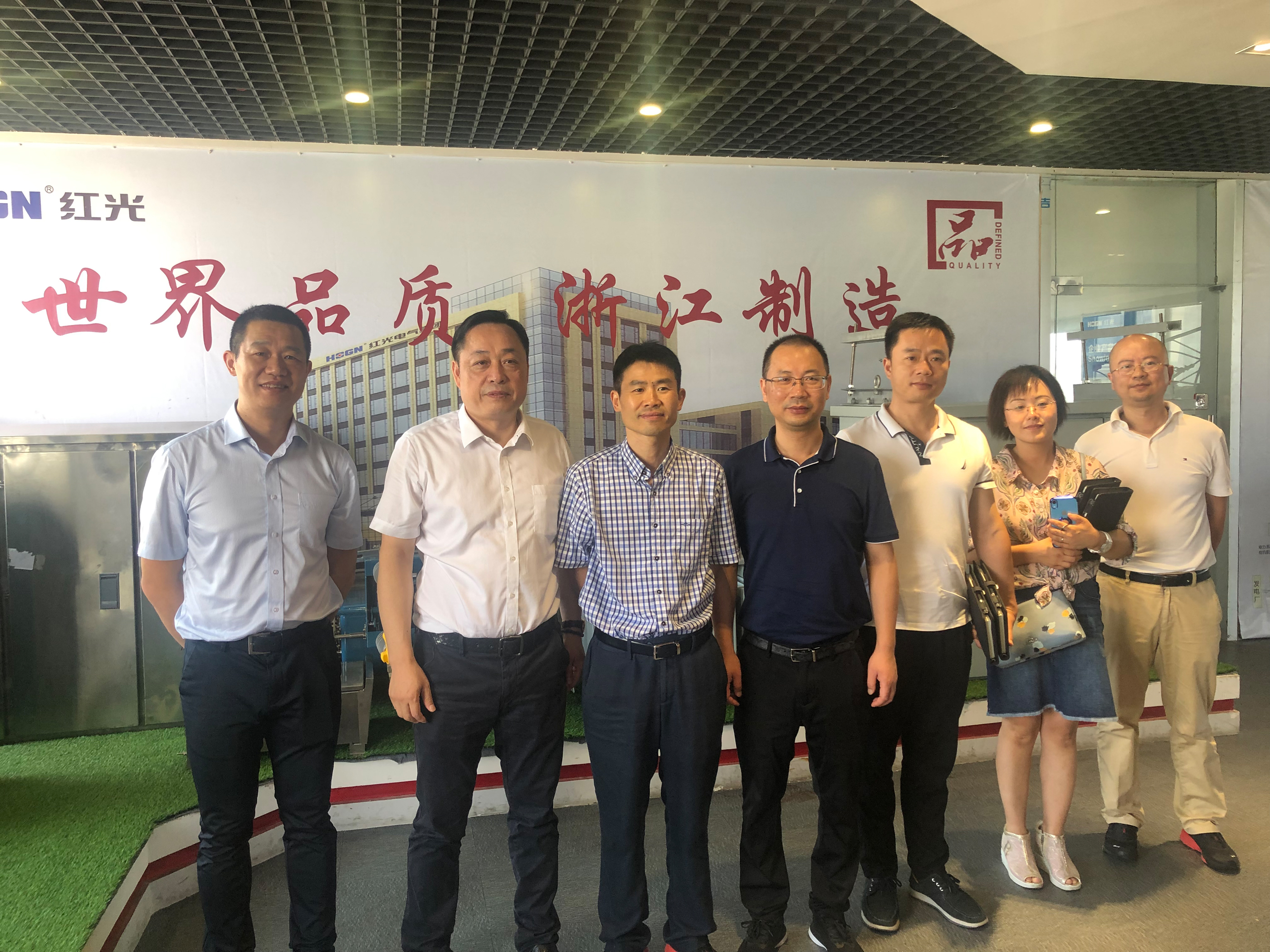 国家电力器材产品清静性能质量监视磨练中心执行董事、党委书记钟晖一行 莅临人生就是博调研