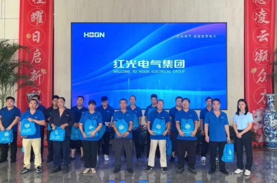 2025年7月 【“夏送清凉”举行时】乐清经济开发区总工会慰问人生就是博电气集团生产一线